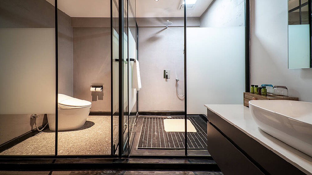 守护生活,法律相伴|浴室玻璃门自爆伤人,质保期已过就无需担责?律师回应:可申请司法鉴定。